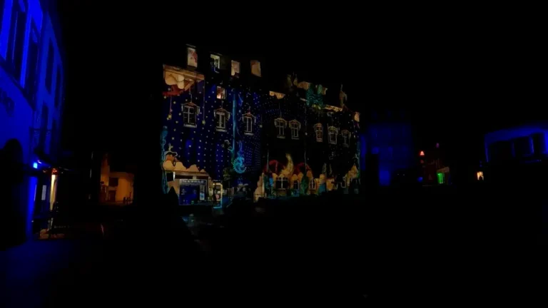 Theatrical light projection show on building facade in Landerneau synchronized with Mozart's Queen of the Night aria